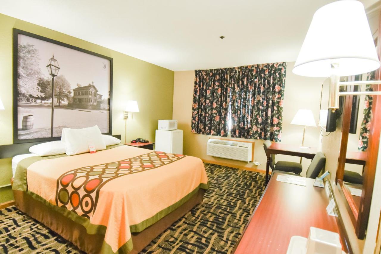 Super 8 By Wyndham Mclean/Bloomington Sw Motel Bagian luar foto