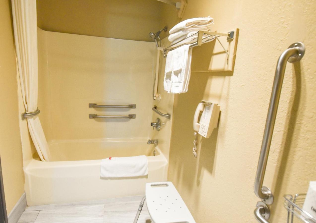 Super 8 By Wyndham Mclean/Bloomington Sw Motel Bagian luar foto