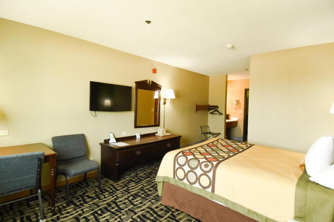 Super 8 By Wyndham Mclean/Bloomington Sw Motel Bagian luar foto