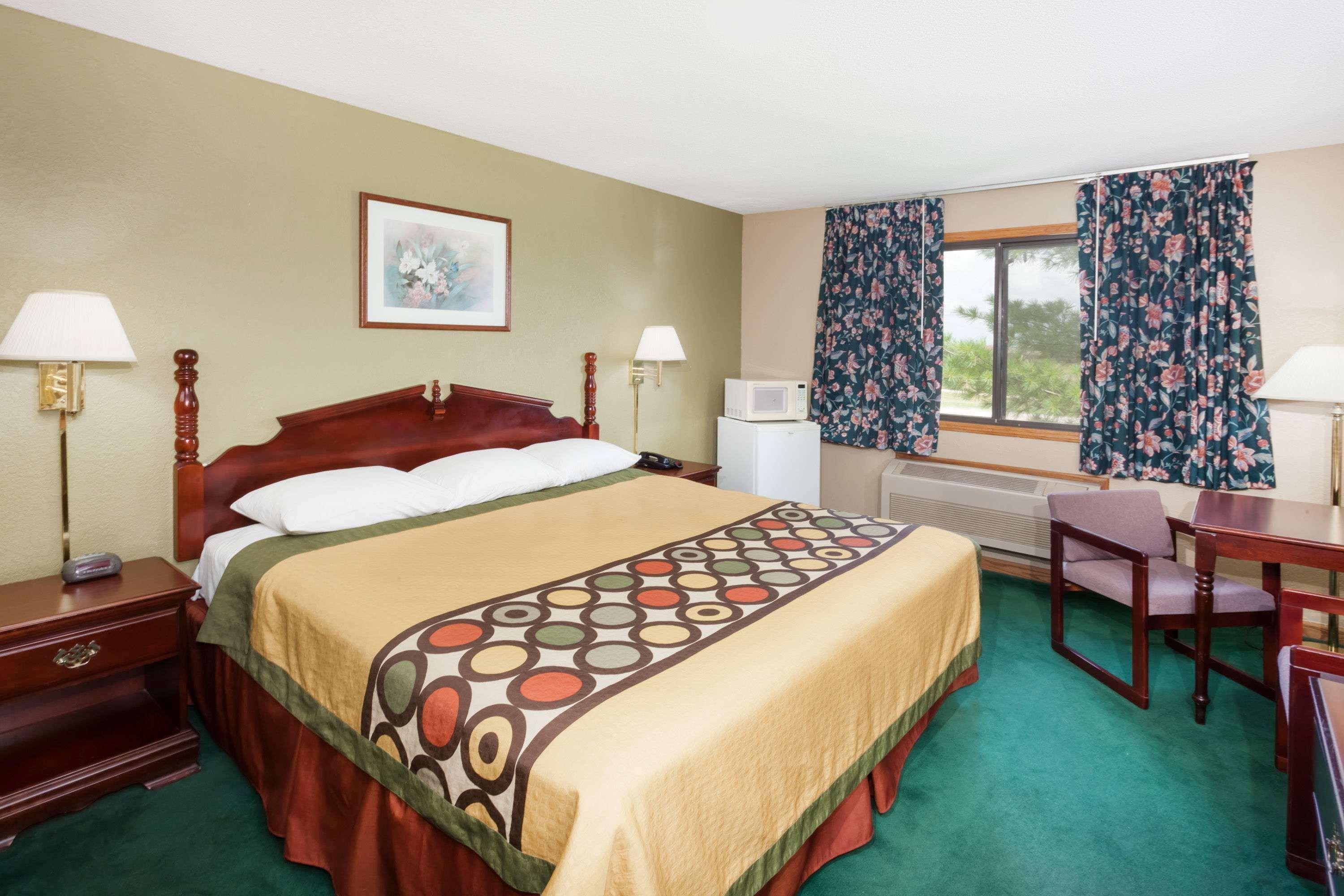 Super 8 By Wyndham Mclean/Bloomington Sw Motel Bagian luar foto