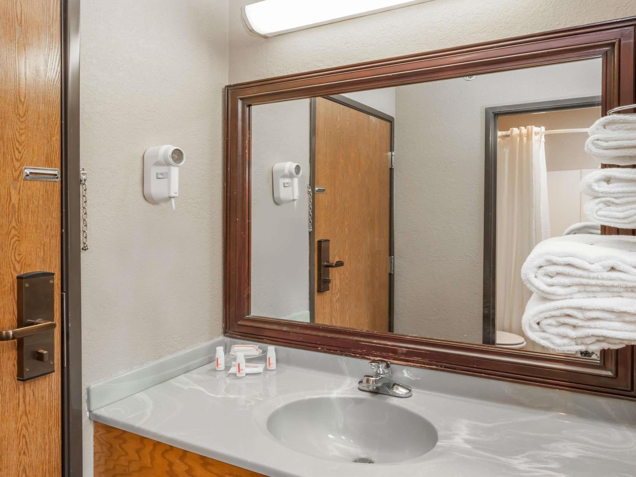 Super 8 By Wyndham Mclean/Bloomington Sw Motel Bagian luar foto