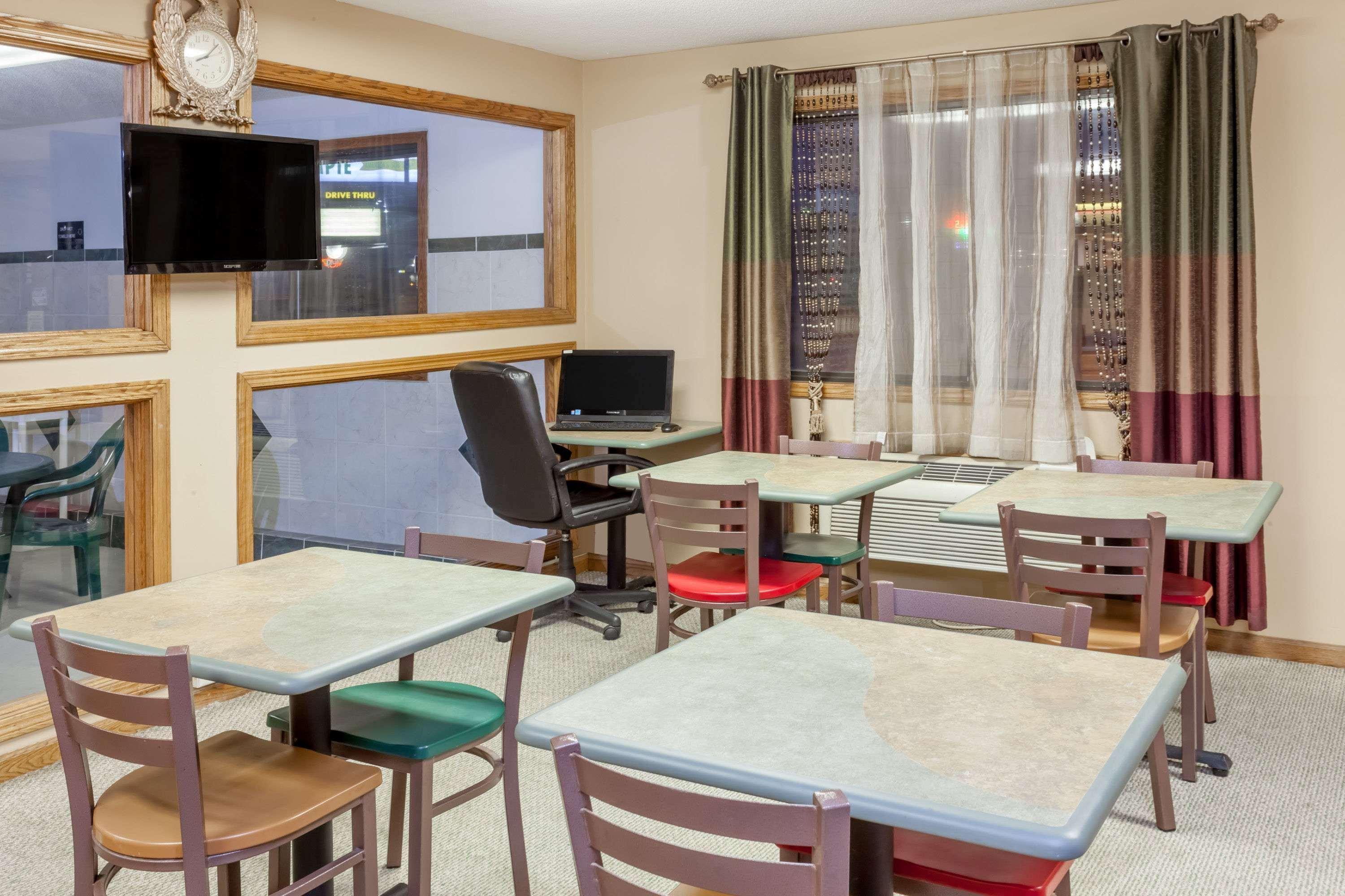 Super 8 By Wyndham Mclean/Bloomington Sw Motel Bagian luar foto