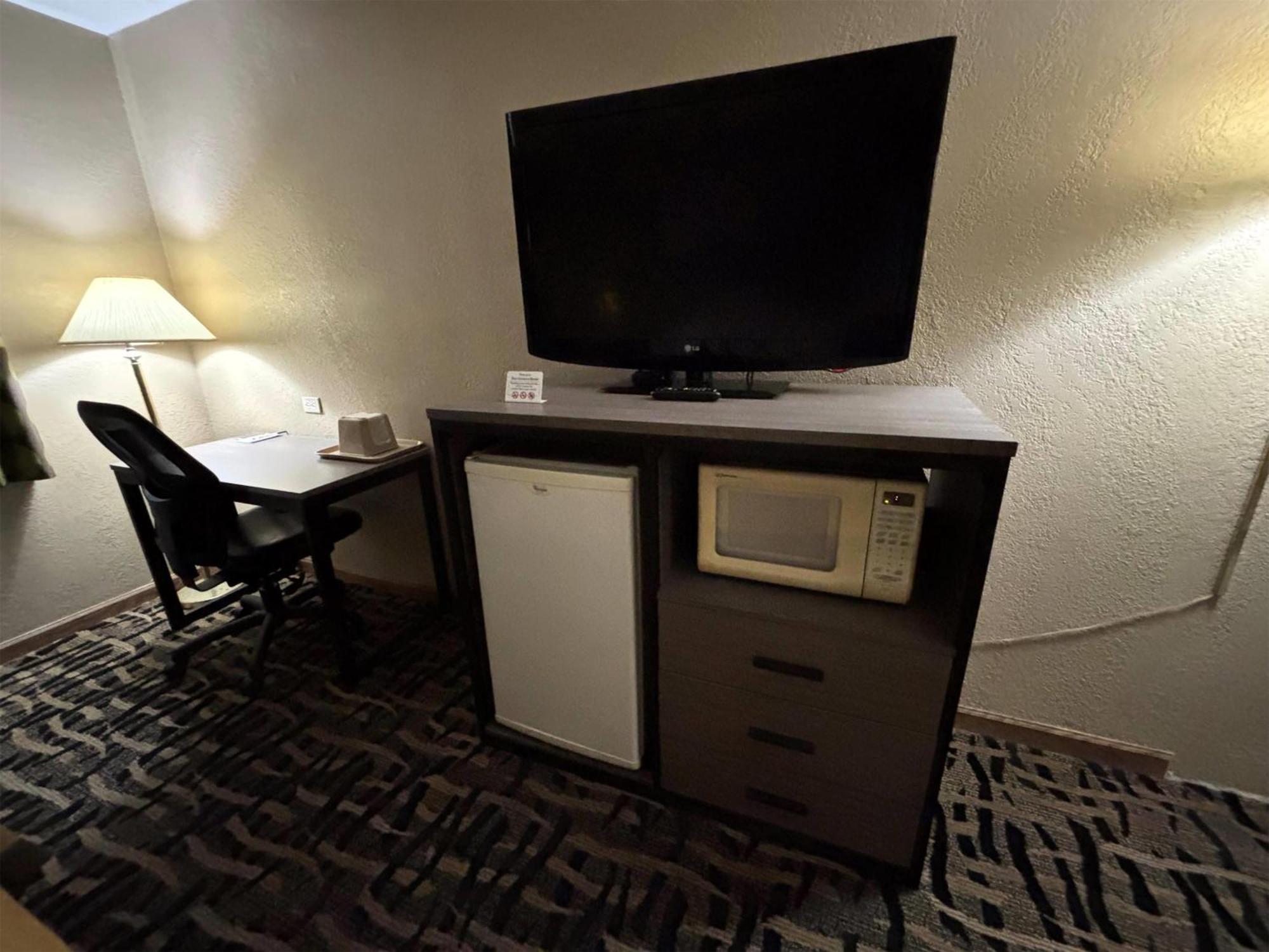 Super 8 By Wyndham Mclean/Bloomington Sw Motel Bagian luar foto